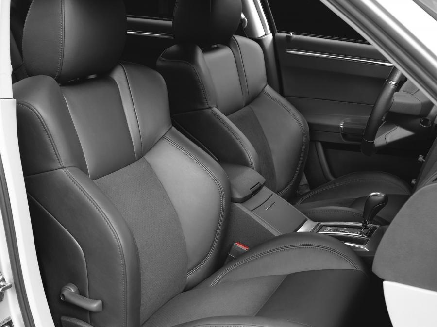 Интерьер Chrysler 300C (LX) 2005 года  (фото 24 из 120)